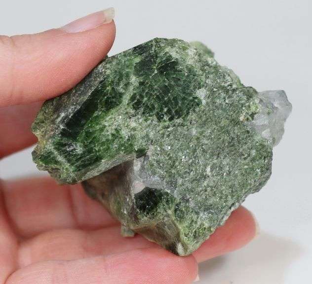 Gorgeous color! 885ct rough Diopside