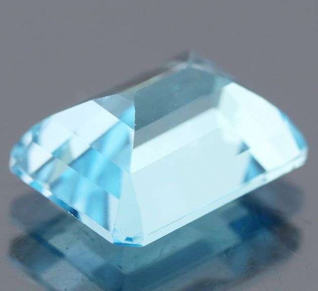 Beautiful super clean 8.85ct emerald cut Topaz