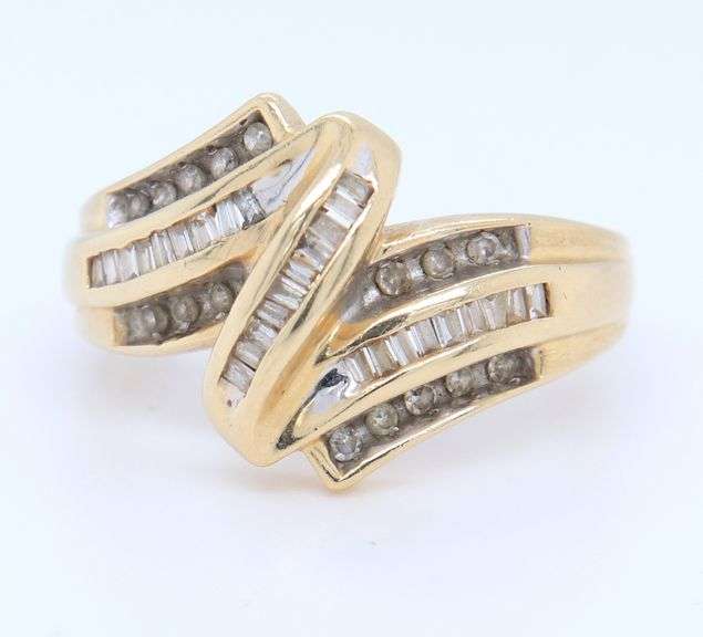 Beautiful Round Brilliant Cut and Baguette Diamond Ring in Yellow Gold