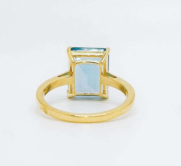 14KT YELLOW GOLD & 6.00 CARAT BLUE TOPAZ COCKTAIL RING