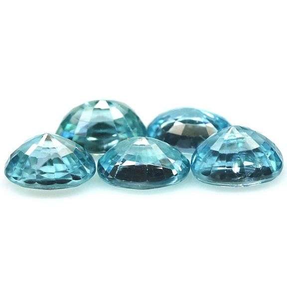 Sparkling 7.17ct sea foam blue Zircon set