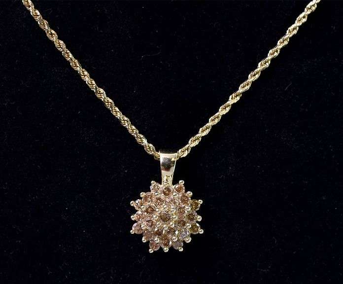 Tasteful Diamond Pendant Necklace In Yellow Gold