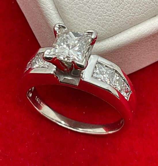 CERTIFIED BRAND NEW 14K WHITE GOLD AND DIAMOND ENGAGEMENT RING