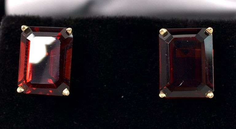 Gorgeous Red Garnet Stud Earrings In 14K Yellow Gold