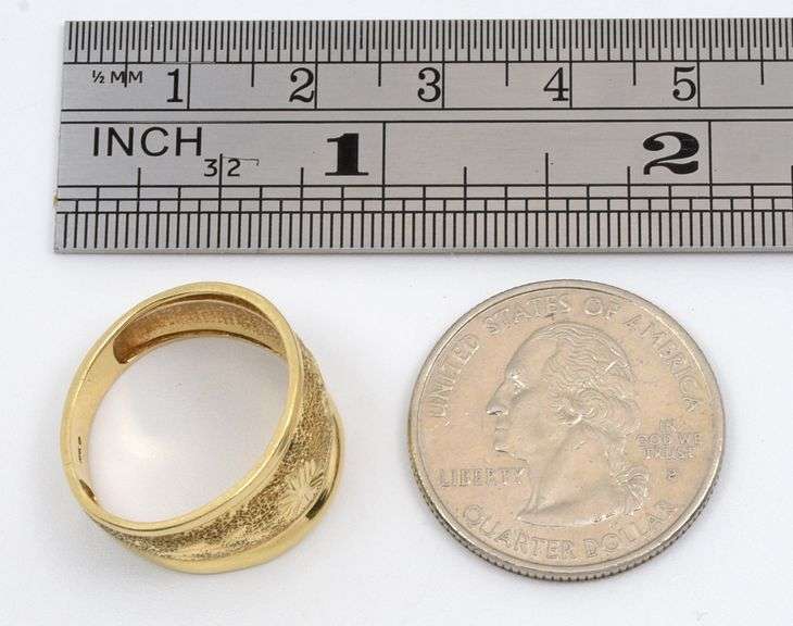 Easy to Wear Tapering Gold Ring with Design