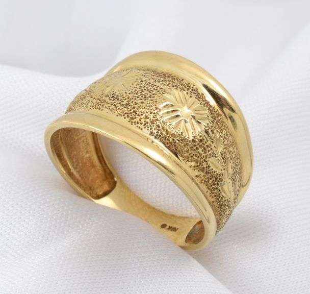 Easy to Wear Tapering Gold Ring with Design