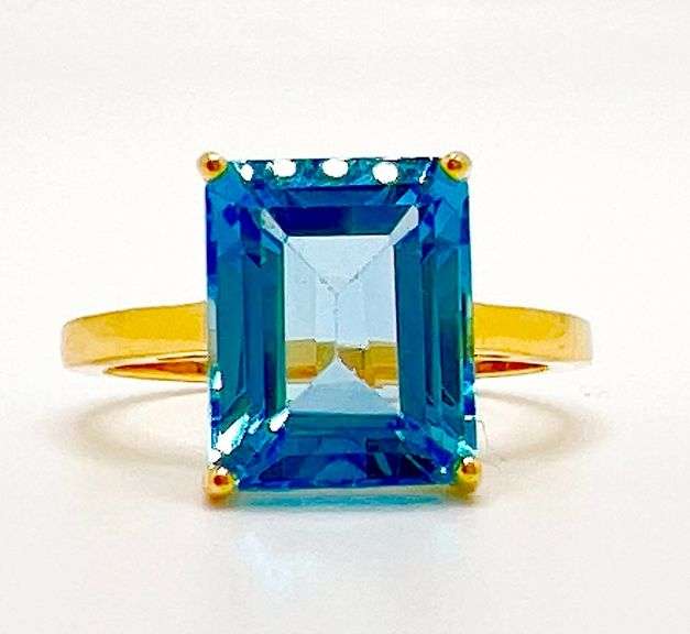 14KT YELLOW GOLD & 6.00 CARAT BLUE TOPAZ COCKTAIL RING
