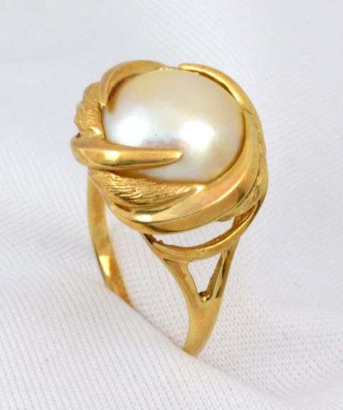 Feminine 14k Mobe Pearl Ring