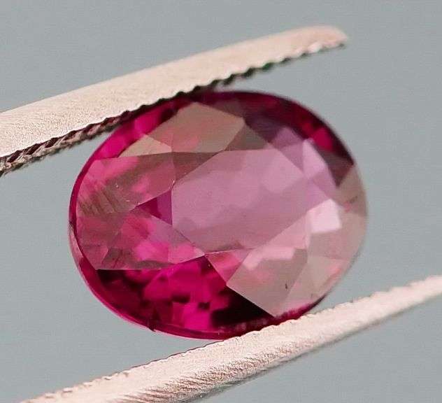 Glittering 1.38ct untreated top violet pink Rhodolite Garnet