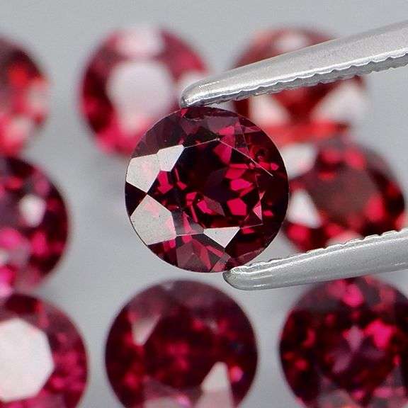 Premium solitaire cut 7.92ct VS Rhodolite Garnet set