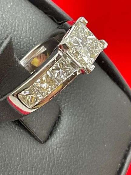 CERTIFIED BRAND NEW 14K WHITE GOLD DIAMOND ENGAGEMENT RING. 2.00 CARATS