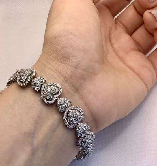 Elegant 18K White Gold Diamond Tennis Bracelet with Heart-Shaped Setting – 11.4 Carats