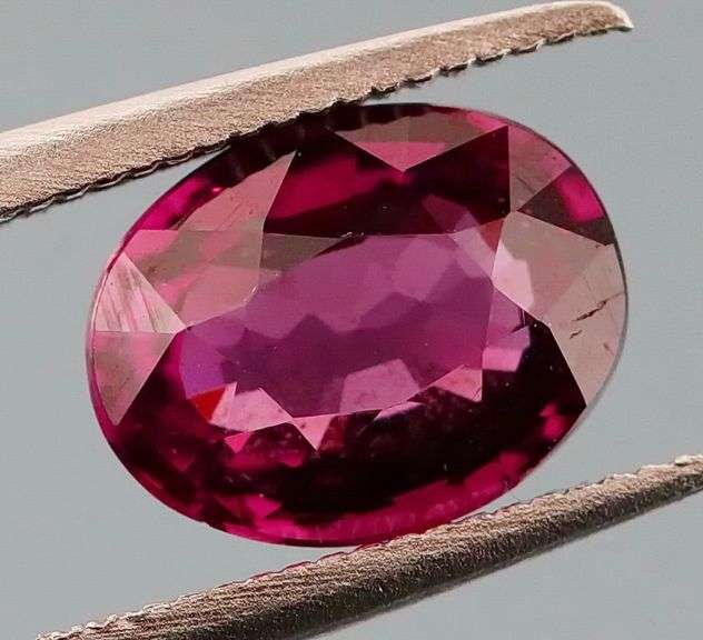 Glittering 1.38ct untreated top violet pink Rhodolite Garnet