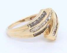 Beautiful Round Brilliant Cut and Baguette Diamond Ring in Yellow Gold