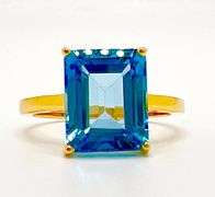 14KT YELLOW GOLD & 6.00 CARAT BLUE TOPAZ COCKTAIL RING