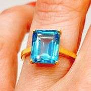 14KT YELLOW GOLD & 6.00 CARAT BLUE TOPAZ COCKTAIL RING