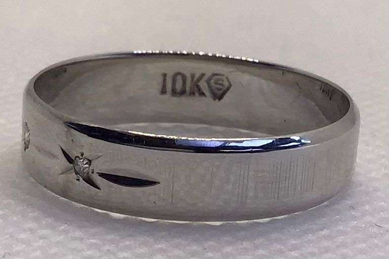 MINIMALISTIC AND STYLISH 10K WHITE GOLD DIAMOND RING
