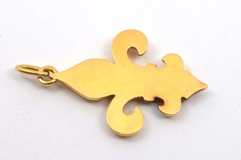 Lovely 18k YG Fleur De Lis Pendant