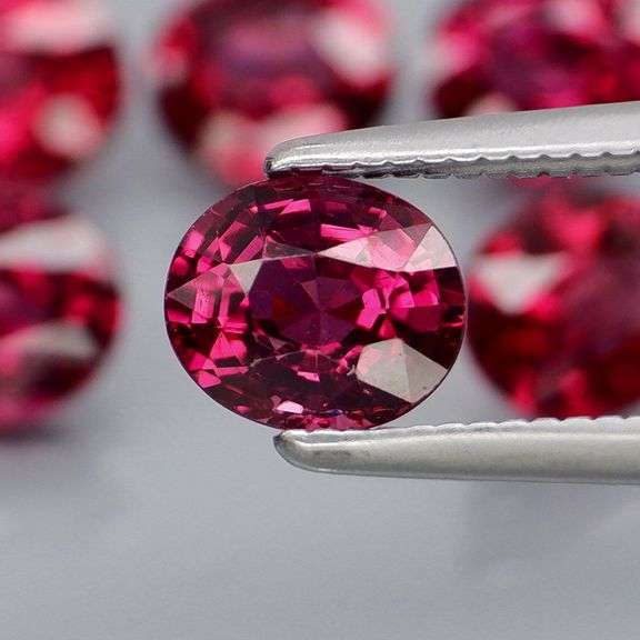 Amazing 4.84ct oval cut reddish pink Garnet set