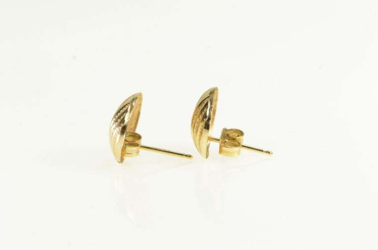 14K Yellow Gold Ridged Scallop Shell Vintage Round Stud Earrings