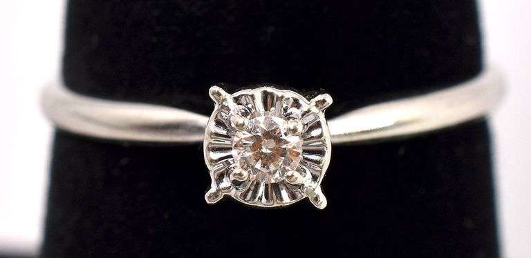 Sizzling Solitaire Diamond Ring In White Gold