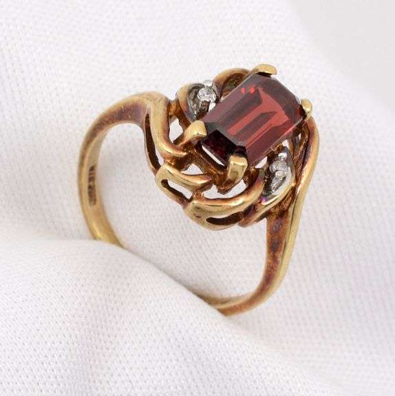 Tasteful Rectangular Garnet Ring
