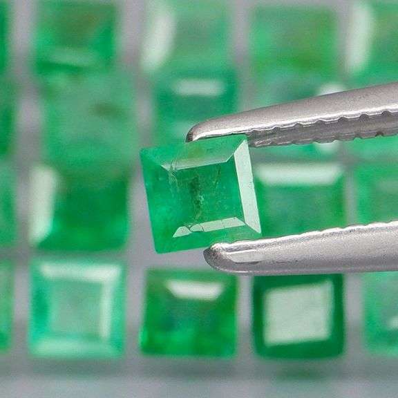 Vivid! Top green 2.53ct Colombian Emerald set