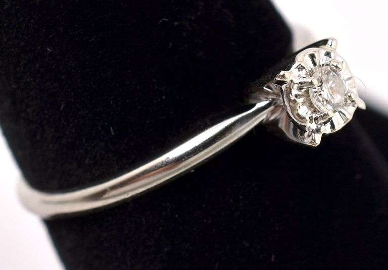 Sizzling Solitaire Diamond Ring In White Gold