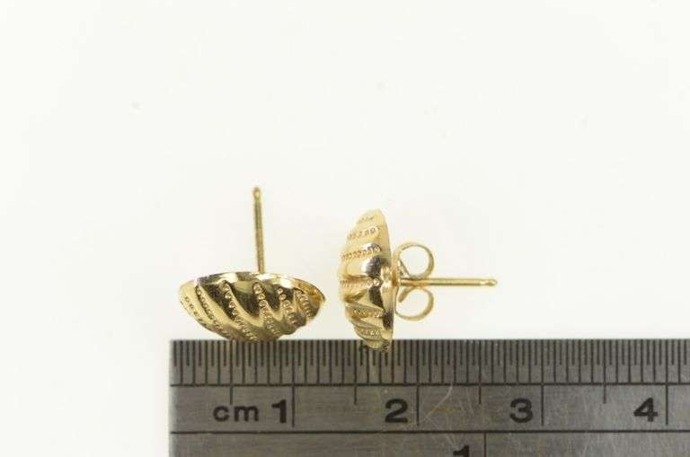 14K Yellow Gold Ridged Scallop Shell Vintage Round Stud Earrings
