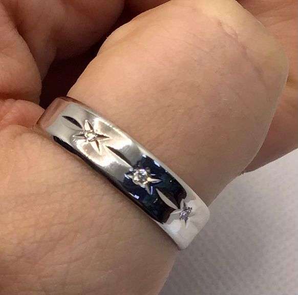 MINIMALISTIC AND STYLISH 10K WHITE GOLD DIAMOND RING