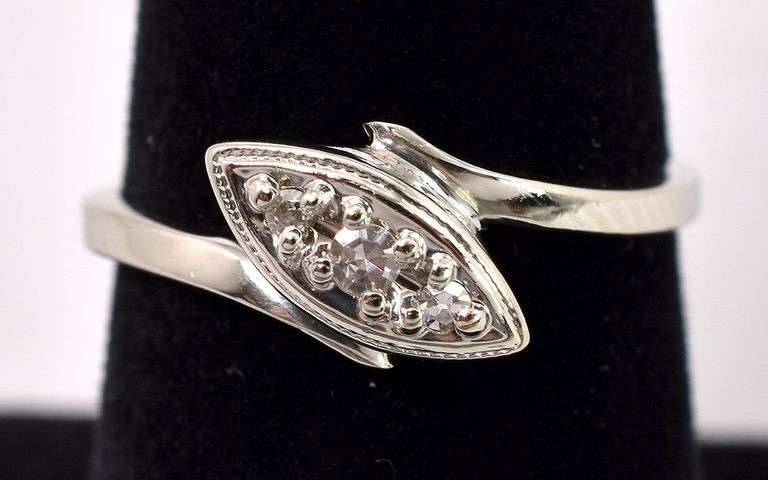 Simply Beautiful Diamond ring in 14K White Gold