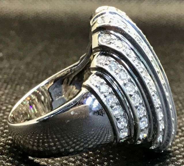 IMPRESSIVE AND TIMELESS 18K WHITE GOLD DIAMOND RING