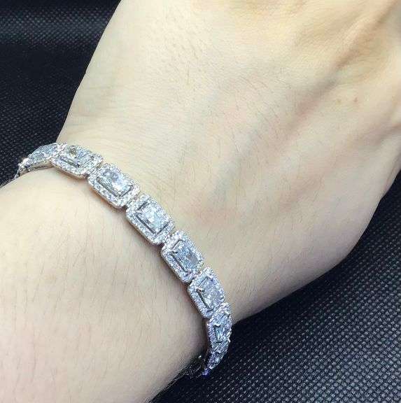 MESMERIZING 18K WHITE GOLD RADIANT CUT DIAMOND TENNIS BRACELET