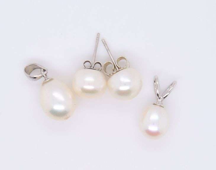 Set of 2 Pearl Pendants and Stud Earrings in Sterling Silver