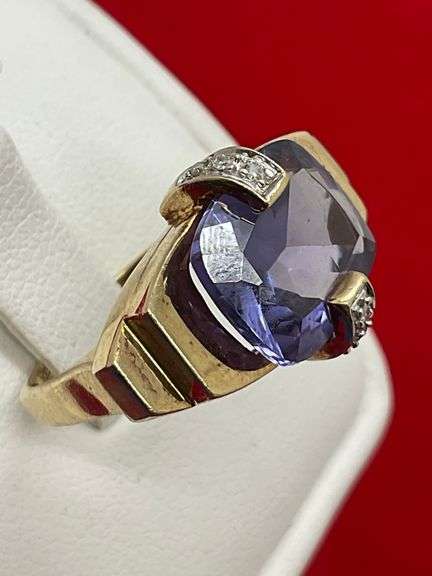 LADIES GOLD DIAMOND AND SAPPHIRE RING.