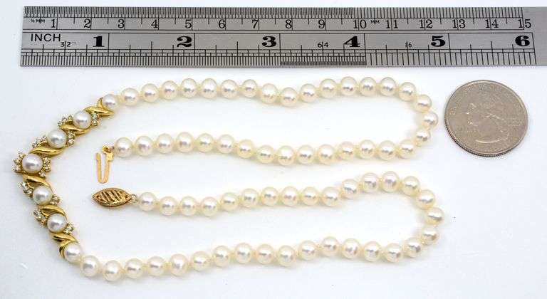 Stunning Pearl, Gold and Diamond Becklace