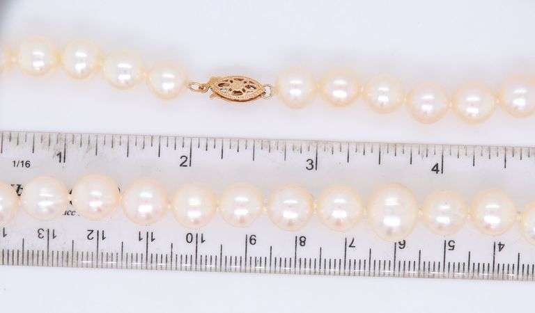 Elegant Fresh Water Pearl Necklace with Gold Clasp