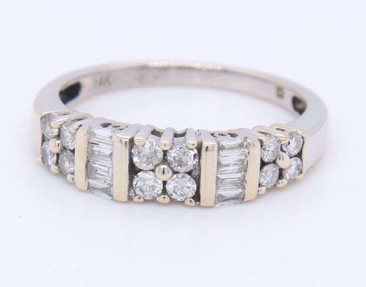 Dazzling White Gold Round Brilliant and Baguette Cut Diamond Band