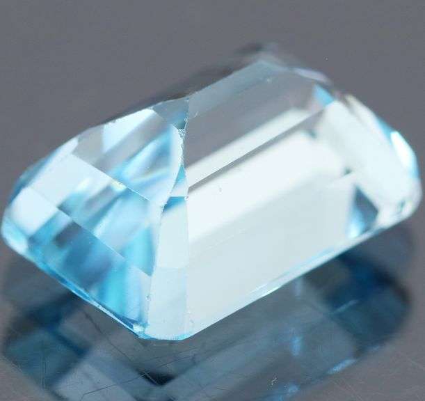 Beautiful 9.30ct emerald cut Topaz