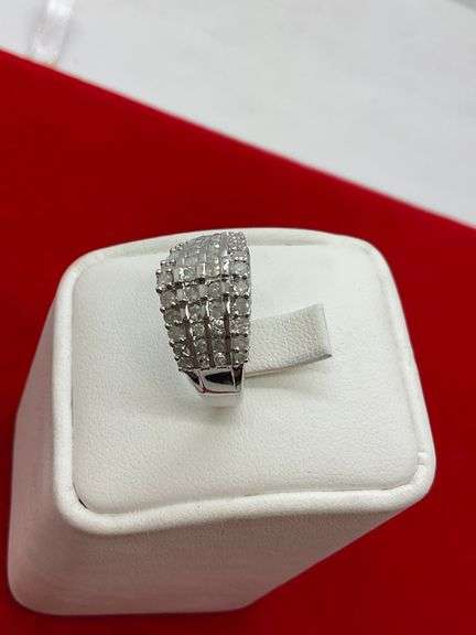 LADIES 10K WHITE GOLD AND DIAMOND PYRAMIDE RING