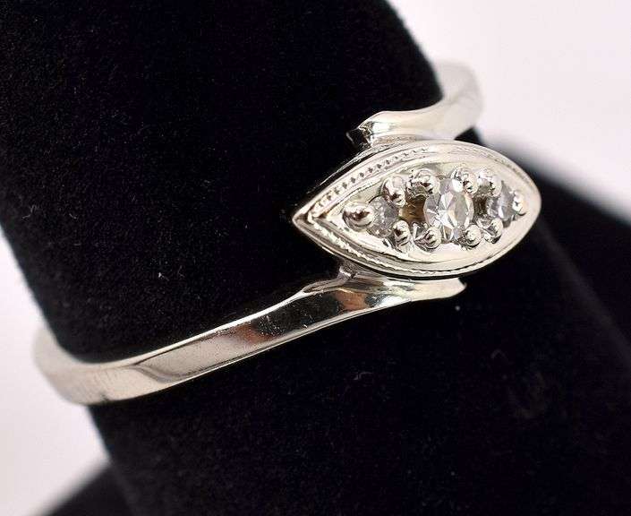 Simply Beautiful Diamond ring in 14K White Gold