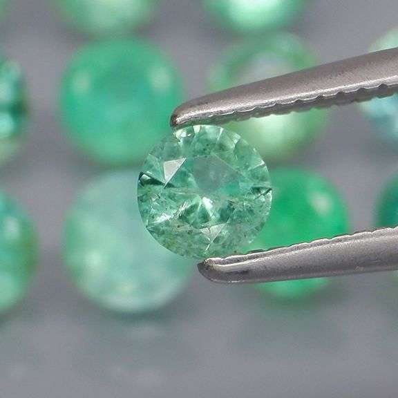 Vivid! Top green 2.63ct Colombian Emerald set