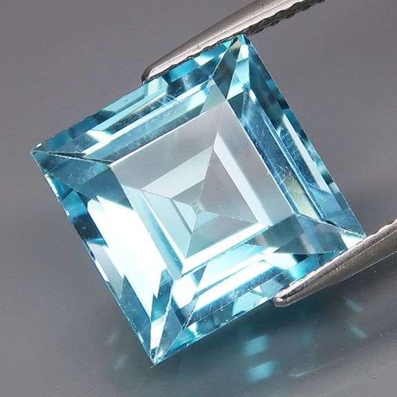 Gorgeous 9.65ct princess cut sky blue Topaz