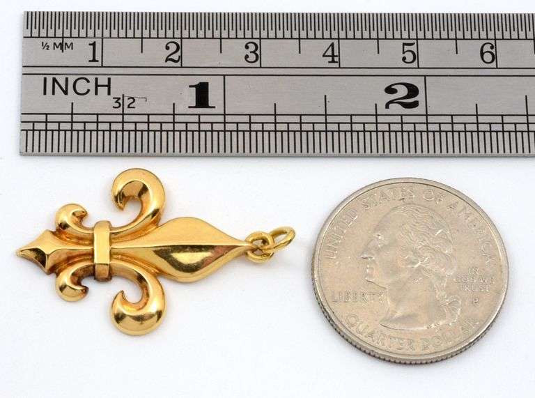 Lovely 18k YG Fleur De Lis Pendant