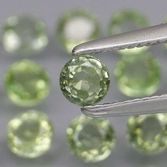 Fantastic 3.05ct round cut GREEN Sapphire set