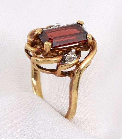 Tasteful Rectangular Garnet Ring