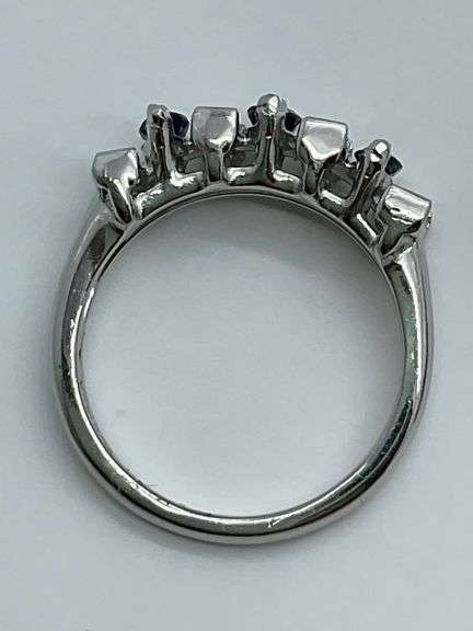 LADIES PLATINUM DIAMOND AND SAPPHIRE RING.