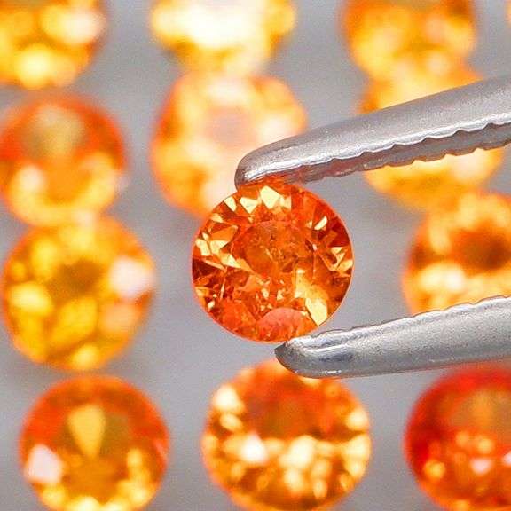 Full fire! 3.26ct top orange Sapphire set