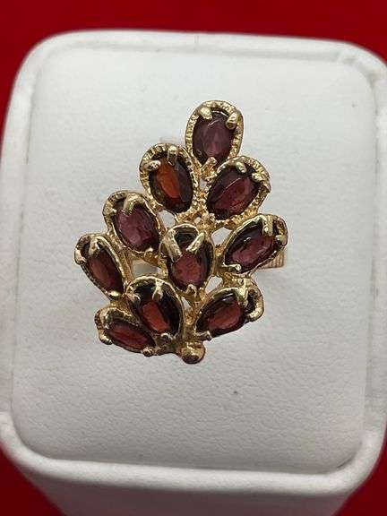 LADIES 14K GOLD AND GARNET RING