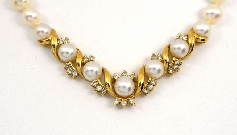 Stunning Pearl, Gold and Diamond Becklace
